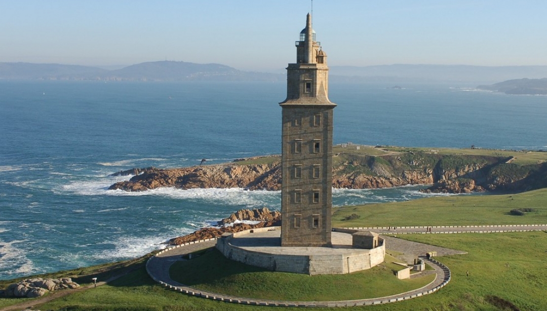 vista aérea de la torre de hércules en la coruña